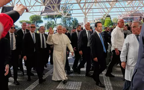 Papst Leo XIV. unterzieht sich einer Operation zur Entfernung eines Lungenknotens. - Foto: Alessandra Tarantino/AP/dpa