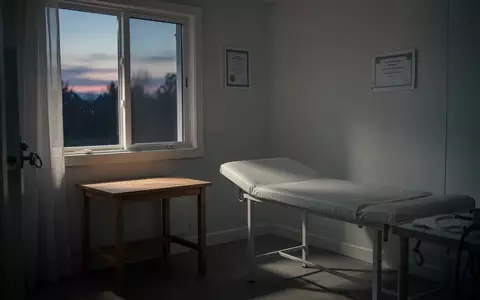 Ein minimalistisch eingerichtetes Behandlungszimmer in einem Privathaushalt bei Dämmerlicht. - Foto: über boerse-global.de