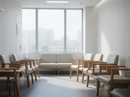 Ein leerer, ruhiger Wartebereich in einer modernen Arztpraxis mit minimalistischem Mobiliar und hellem Tageslicht. - Foto: über boerse-global.de