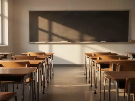 Ein leerer, sonnendurchfluteter Klassenraum mit leeren Schreibtischen in ordentlichen Reihen. - Foto: über boerse-global.de