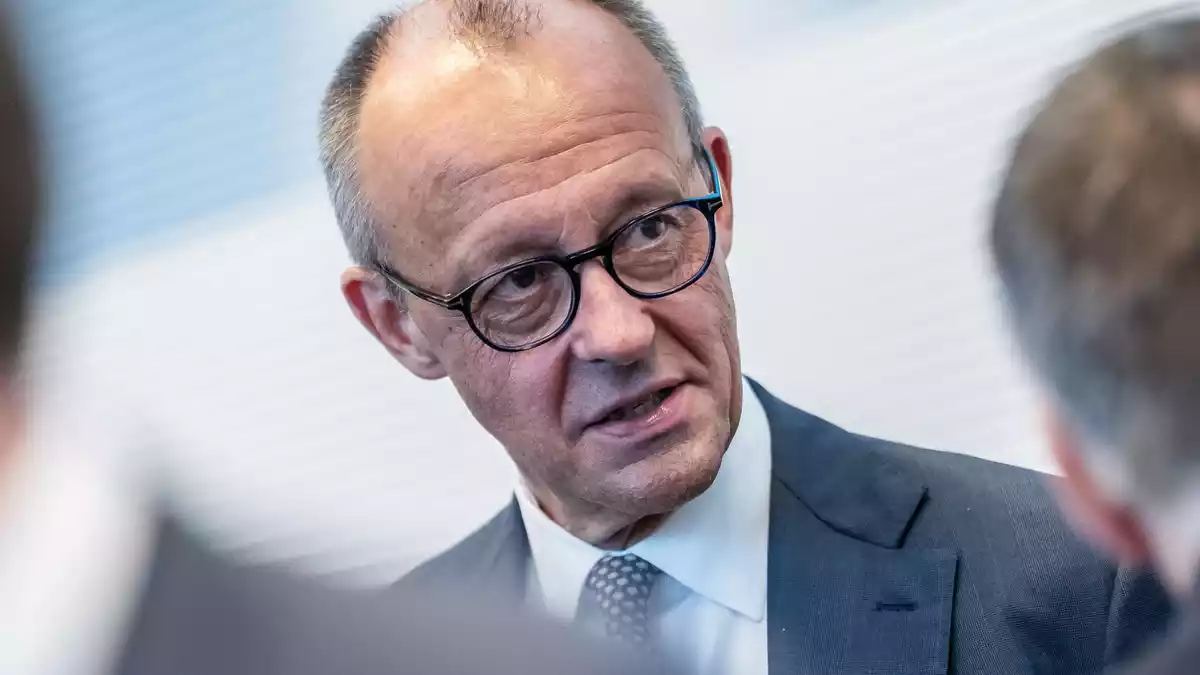Merz weist die SPD-Vorwürfe erneut zurück. - Bild: Michael Kappeler/dpa