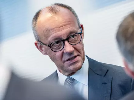 Merz weist die SPD-Vorwürfe erneut zurück. - Foto: Michael Kappeler/dpa