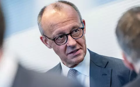 Merz weist die SPD-Vorwürfe erneut zurück. - Foto: Michael Kappeler/dpa