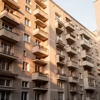 Fassade eines Wiener Gemeindebaus mit klaren architektonischen Strukturen und geometrischen Balkonen bei Tageslicht. - Foto: über boerse-global.de