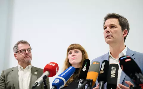 Steffen Krach (r-l, SPD), Kerstin Wolter (Die Linke) und Werner Graf (Bündnis90/Die Grünen) sondierten seit vergangener Woche über eine Regierungsbildung.  - Foto: Annette Riedl/dpa