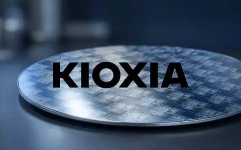 Abstrakte Darstellung eines Halbleiter-Wafers in einer technologischen Industrieumgebung mit atmosphärischer Beleuchtung. - Foto: über boerse-global.de
