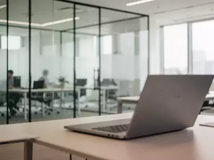 Moderner, heller Büroarbeitsplatz mit Laptop in einem professionellen Unternehmensumfeld. - Foto: über boerse-global.de