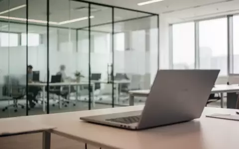 Moderner, heller Büroarbeitsplatz mit Laptop in einem professionellen Unternehmensumfeld. - Foto: über boerse-global.de