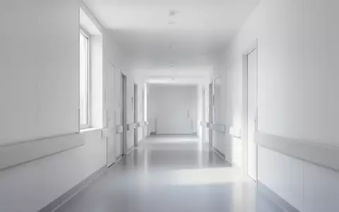 Ein heller, minimalistischer Krankenhausflur mit klaren Linien und natürlichem Lichteinfall ohne Personen oder Beschilderung. - Foto: über boerse-global.de