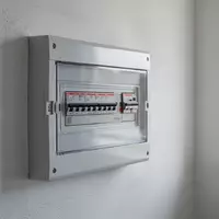Elektrischer Verteilerkasten in einem modernen Hausanschlussraum bei Tageslicht - Foto: über boerse-global.de