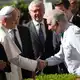 Vor der Gemelli-Klinik wurde Leo vom medizinischen Direktor Andrea Cambieri (rechts) empfangen - Bild: Gregorio Borgia/AP/dpa