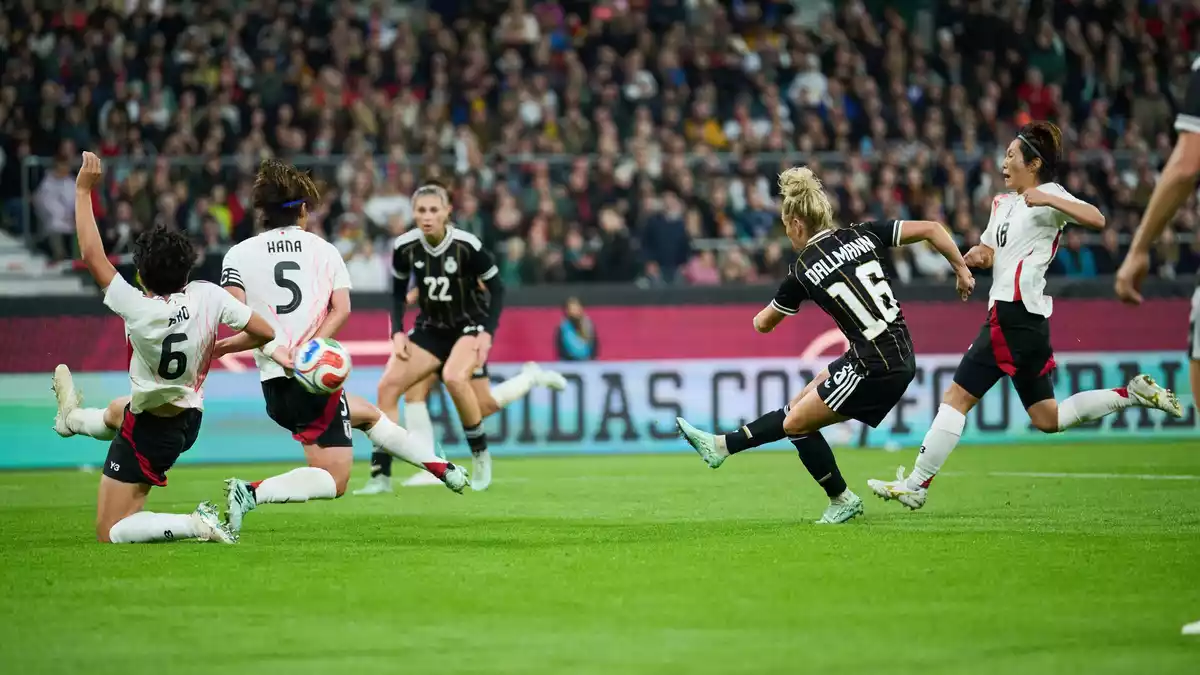 Satt getroffen: Linda Dallmann (r) erzielt das 1:1. - Bild: Sebastian Christoph Gollnow/dpa