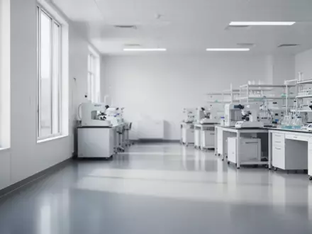 Ein minimalistischer, heller Laborraum in einem klinischen Forschungszentrum mit moderner Ausstattung und Tageslicht. - Foto: über boerse-global.de