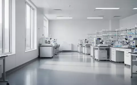 Ein minimalistischer, heller Laborraum in einem klinischen Forschungszentrum mit moderner Ausstattung und Tageslicht. - Foto: über boerse-global.de