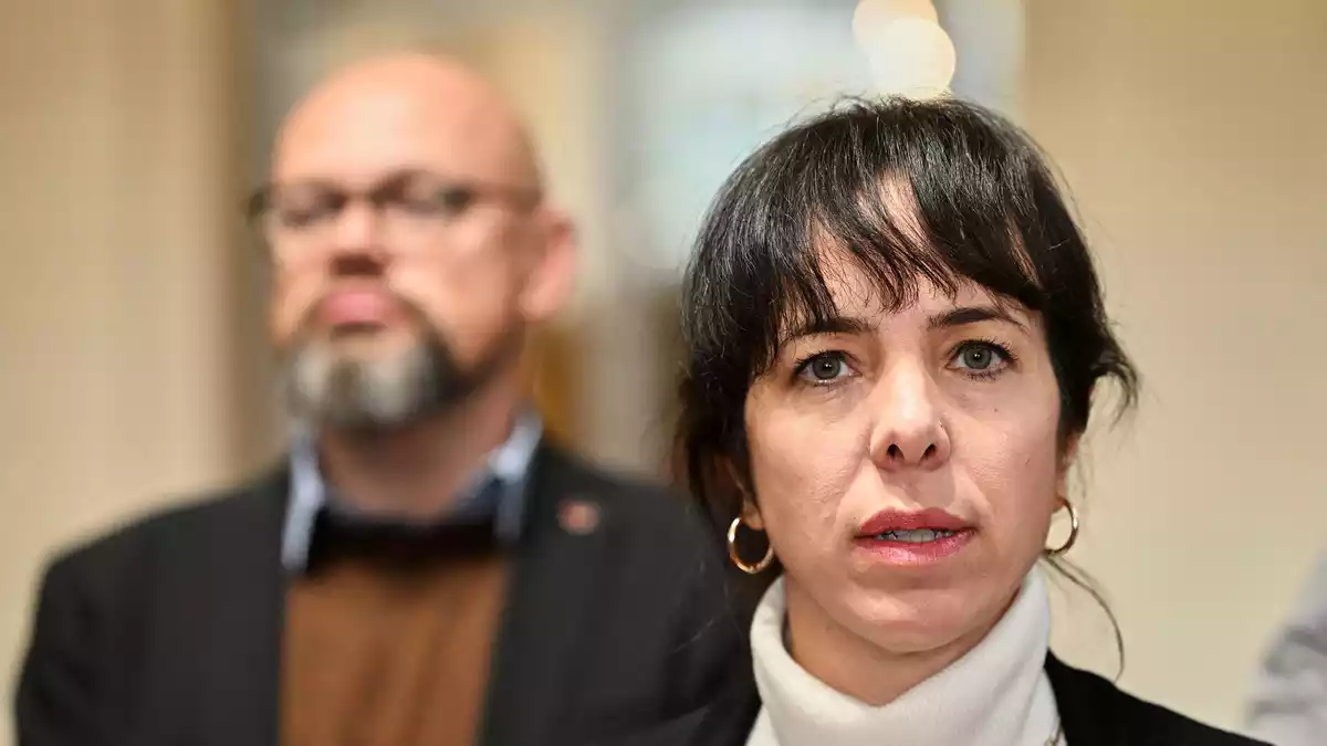 Die Linke-Co-Fraktionsvorsitzende Elif Eralp will in Berlin Regierende Bürgermeisterin werden, im Hintergrund steht der zweite Fraktionsvorsitzende Tobias Schulze. - Bild: Soeren Stache/dpa
