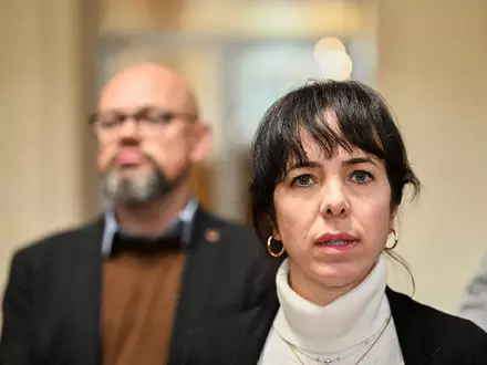 Die Linke-Co-Fraktionsvorsitzende Elif Eralp will in Berlin Regierende Bürgermeisterin werden, im Hintergrund steht der zweite Fraktionsvorsitzende Tobias Schulze. - Foto: Soeren Stache/dpa