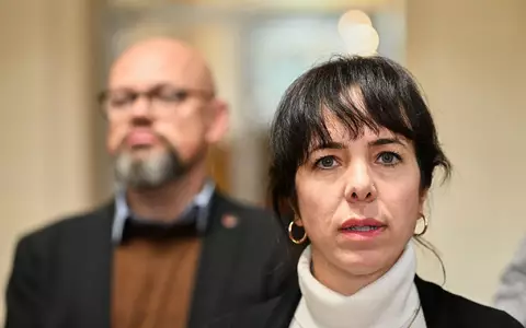 Die Linke-Co-Fraktionsvorsitzende Elif Eralp will in Berlin Regierende Bürgermeisterin werden, im Hintergrund steht der zweite Fraktionsvorsitzende Tobias Schulze. - Foto: Soeren Stache/dpa