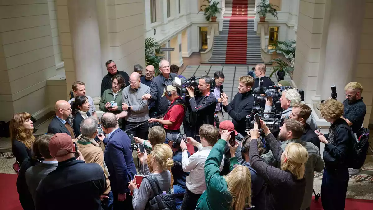 Bei der Fraktionssitzung der Linken herrscht großer Andrang von Medienvertretern.     - Bild: Soeren Stache/dpa