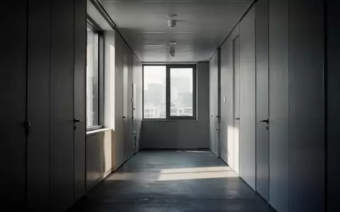 Ein leerer, minimalistisch gestalteter Flur in einem Bürogebäude mit ruhigem Lichteinfall. - Foto: über boerse-global.de
