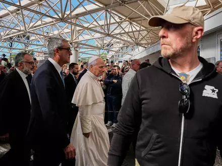 Bei dem Pontifex war ein Lungenknoten entdeckt worden. - Foto: Alessandra Tarantino/AP/dpa