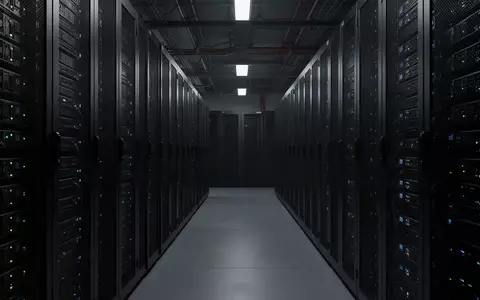 Dunkler, moderner Serverraum mit ordentlich aufgereihten Server-Racks und kühler Beleuchtung. - Foto: über boerse-global.de