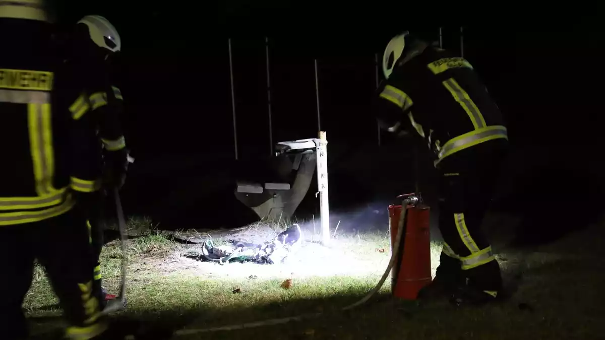 FW Hambühren: Mülleimerbrand auf Spielplatz im Ortsteil Ovelgönne / Unterstützung Rettungsdienst - Bild: presseportal.de