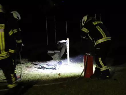 FW Hambühren: Mülleimerbrand auf Spielplatz im Ortsteil Ovelgönne / Unterstützung Rettungsdienst - Foto: presseportal.de