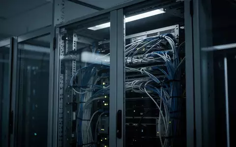 Moderne, minimalistische Server-Hardware in einem abgedunkelten Raum mit bläulicher Beleuchtung. - Foto: über boerse-global.de