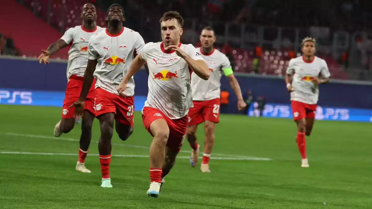 Brajan Gruda von RB Leipzig (M.) jubelt mit seinen Teamkollegen nach dem Treffer zum 1:0. - Bild: Jan Woitas/dpa