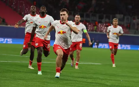 Brajan Gruda von RB Leipzig (M.) jubelt mit seinen Teamkollegen nach dem Treffer zum 1:0. - Foto: Jan Woitas/dpa