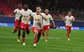 Brajan Gruda von RB Leipzig (M.) jubelt mit seinen Teamkollegen nach dem Treffer zum 1:0. - Foto: Jan Woitas/dpa