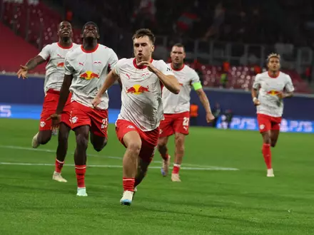 Brajan Gruda von RB Leipzig (M.) jubelt mit seinen Teamkollegen nach dem Treffer zum 1:0. - Foto: Jan Woitas/dpa