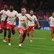 Brajan Gruda von RB Leipzig (M.) jubelt mit seinen Teamkollegen nach dem Treffer zum 1:0. - Bild: Jan Woitas/dpa