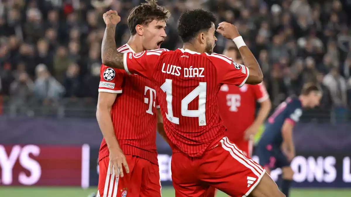 Luis Díaz freut sich über seinen Treffer zum 3:2. - Bild: Peter Kneffel/dpa