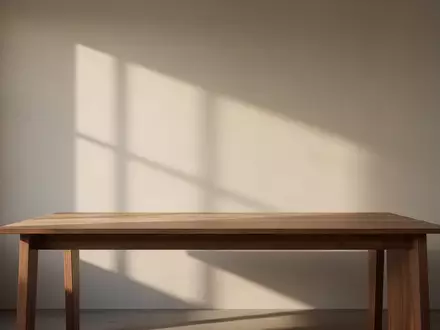 Ein minimalistischer Arbeitsplatz mit einem leeren Schreibtisch in einem sonnendurchfluteten Raum. - Foto: über boerse-global.de