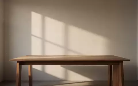 Ein minimalistischer Arbeitsplatz mit einem leeren Schreibtisch in einem sonnendurchfluteten Raum. - Foto: über boerse-global.de