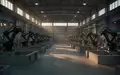 Leere, moderne Fabrikhalle mit ungenutzten Produktionsanlagen und langen Schatten in einer Industrieanlage. - Foto: über boerse-global.de