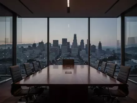 Ein leerer, modern eingerichteter Konferenzraum in einem Bürogebäude bei Dämmerung mit Blick auf die Skyline. - Foto: über boerse-global.de