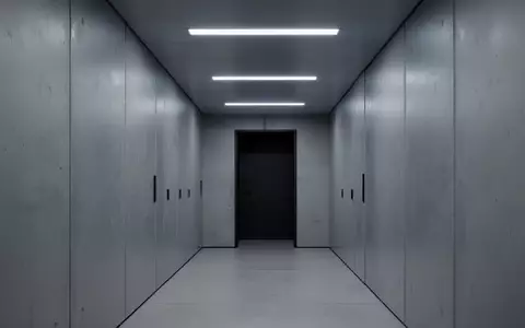 Ein minimalistischer, moderner Flur in einem Rechenzentrum mit schlichten Betonwänden und dezenter Beleuchtung. - Foto: über boerse-global.de