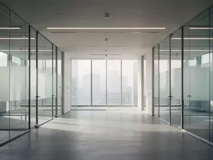 Ein moderner, minimalistischer Büroinnenraum mit klaren architektonischen Linien und natürlichem Tageslicht ohne Personen. - Foto: über boerse-global.de