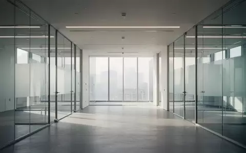 Ein moderner, minimalistischer Büroinnenraum mit klaren architektonischen Linien und natürlichem Tageslicht ohne Personen. - Foto: über boerse-global.de