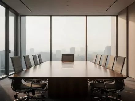 Ein leerer, modern eingerichteter Konferenzraum mit einem Holztisch und ergonomischen Stühlen bei natürlichem Tageslicht. - Foto: über boerse-global.de