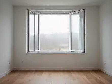 Ein offenes Fenster in einem minimalistischen, unmöblierten Raum mit hellem Holzboden und einfallendem Tageslicht. - Foto: über boerse-global.de