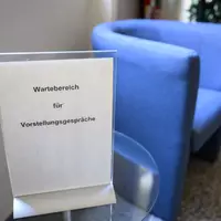 Bewerbungen werden inzwischen oft mit Hilfe von Künstlicher Intelligenz geschrieben - und teilweise sogar entschieden (Symbolbild).  - Foto: Julian Stratenschulte/dpa
