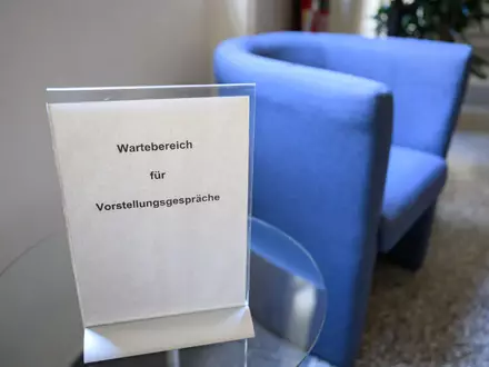 Bewerbungen werden inzwischen oft mit Hilfe von Künstlicher Intelligenz geschrieben - und teilweise sogar entschieden (Symbolbild).  - Foto: Julian Stratenschulte/dpa