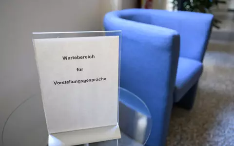 Bewerbungen werden inzwischen oft mit Hilfe von Künstlicher Intelligenz geschrieben - und teilweise sogar entschieden (Symbolbild).  - Foto: Julian Stratenschulte/dpa
