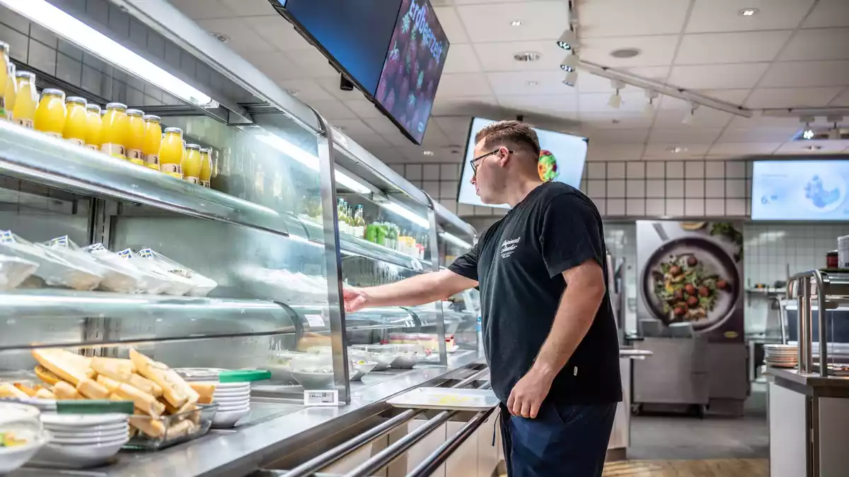 Auch mit niedrigen Preisen und Aktionen in seinen Restaurants versucht Ikea, bei Kunden zu punkten. - Bild: Christian Knieps/dpa