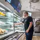 Auch mit niedrigen Preisen und Aktionen in seinen Restaurants versucht Ikea, bei Kunden zu punkten. - Bild: Christian Knieps/dpa