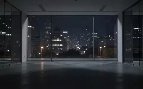 Ein nächtlicher, unbesetzter Büroraum mit Blick auf eine verschwommene Stadtlandschaft, der eine Atmosphäre systemischer Überwachung vermittelt. - Foto: über boerse-global.de