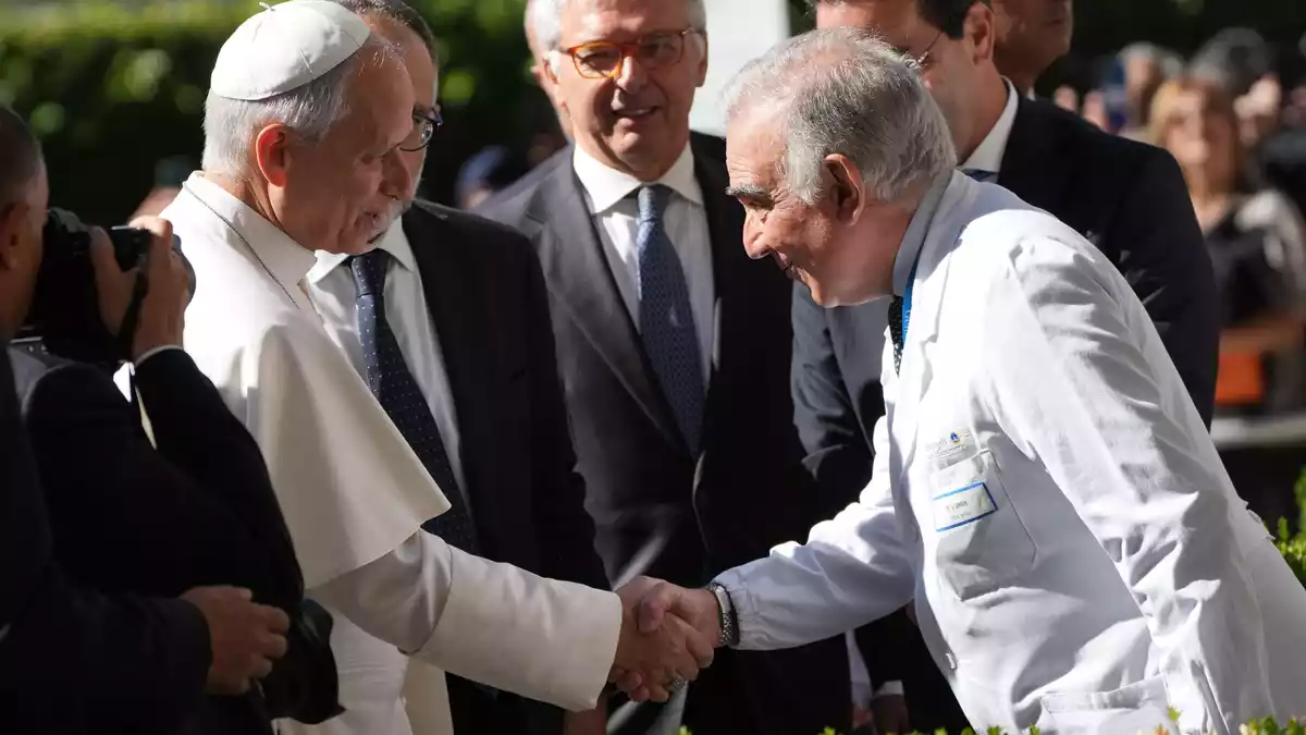 Vor der Gemelli-Klinik wurde Leo vom medizinischen Direktor Andrea Cambieri (rechts) empfangen - Bild: Gregorio Borgia/AP/dpa